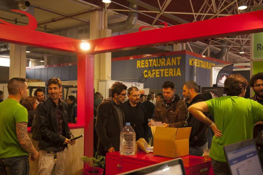 Le stand Alchimia, bien occupé