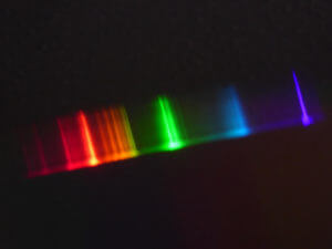 Spectre lumineux d’une ampoule basse consommation ou CFL.