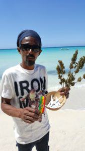 Un vendeur de cannabis sur la 7 Miles Beach