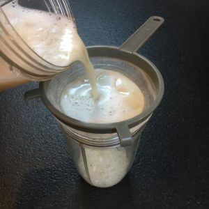 Une fois broyé nous filtrons le liquide pour séparer la pulpe, qui peut s’utiliser directement sur le sol comme amendement riches en enzymes.
