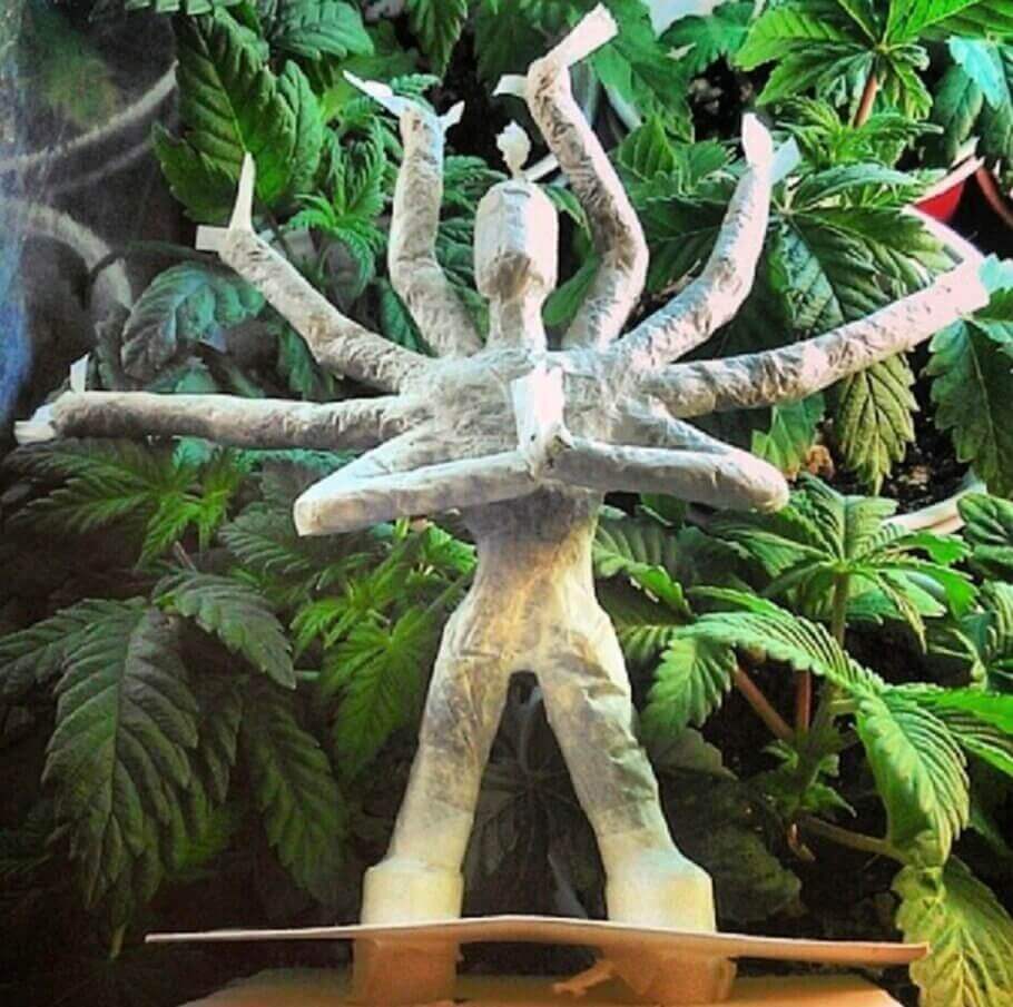 La déesse Durga protège ses dévots à tous les niveaux, même si elle demande de nombreux briquets pour l'allumer comme il faut
