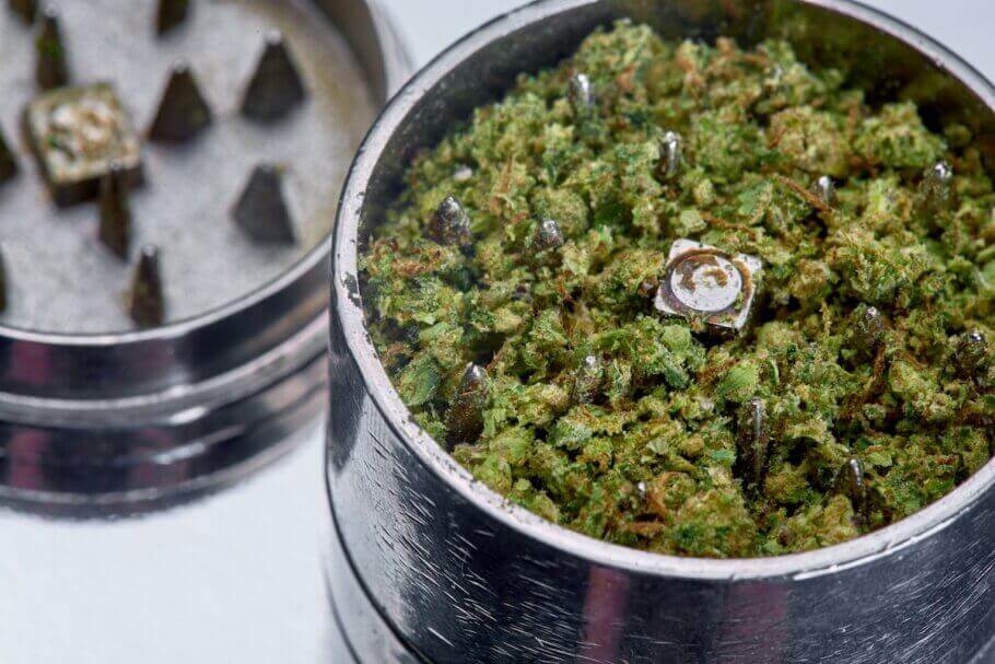 L'objectif ici est de créer un matériel émietté et aéré, il faut donc broyer l'herbe suffisamment pour que l'air puisse passer facilement au milieu du joint