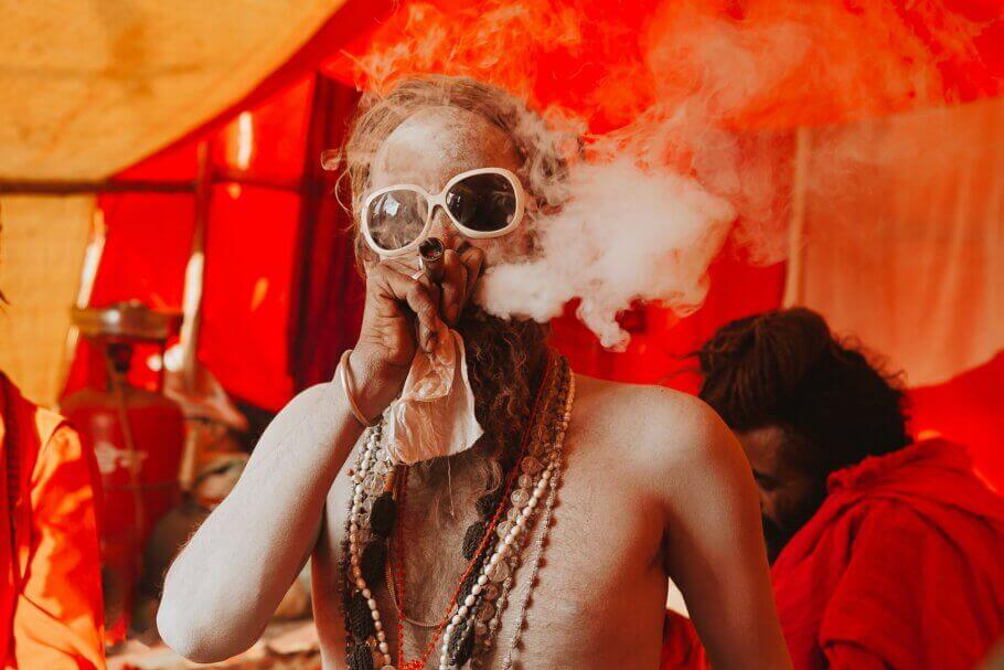 Sadhus avec son chillum 