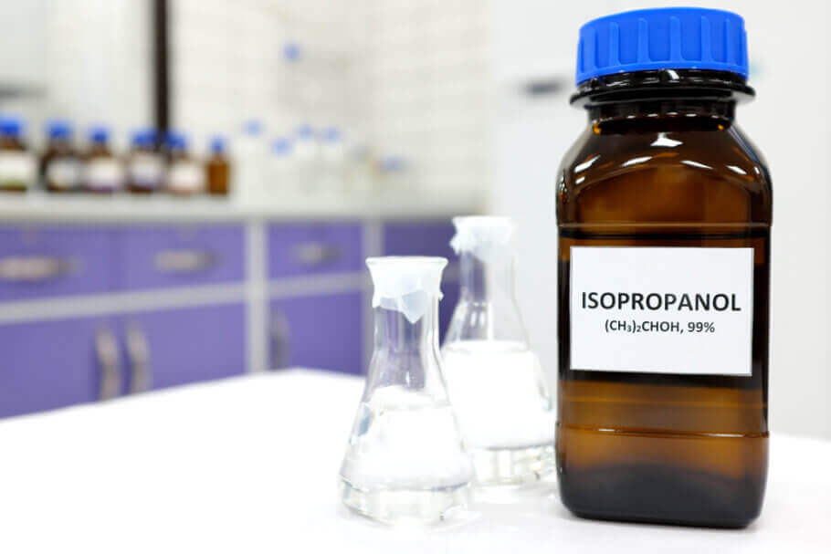 L'alcool isopropylique ou isopropanol a de nombreuses applications dans l'industrie, du nettoyage de pièces électroniques à l'extraction de composés actifs en pharmacie.