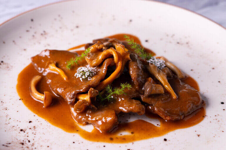 Le fricandó combine de fins filets de bœuf, des champignons et une délicieuse sauce