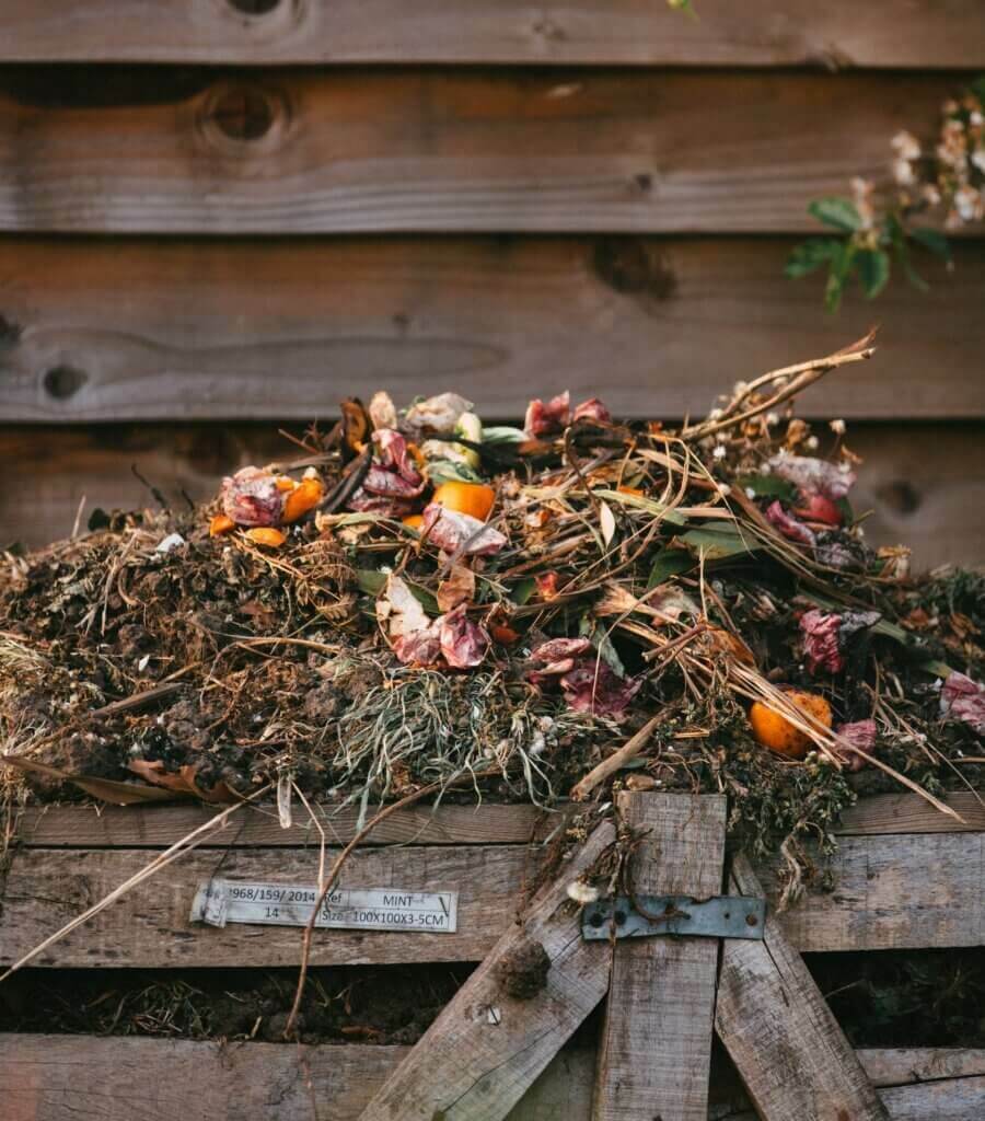 Au fur et à mesure que le niveau baisse, plus de matière organique est ajoutée au tas de compost (Image : Edward Howell)