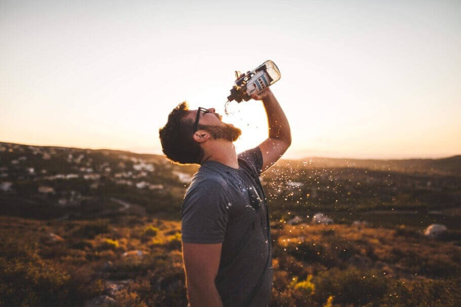 Une bonne hydratation vous aidera à réduire la xérostomie, mais essayez de ne pas verser l'eau sur vous-même!