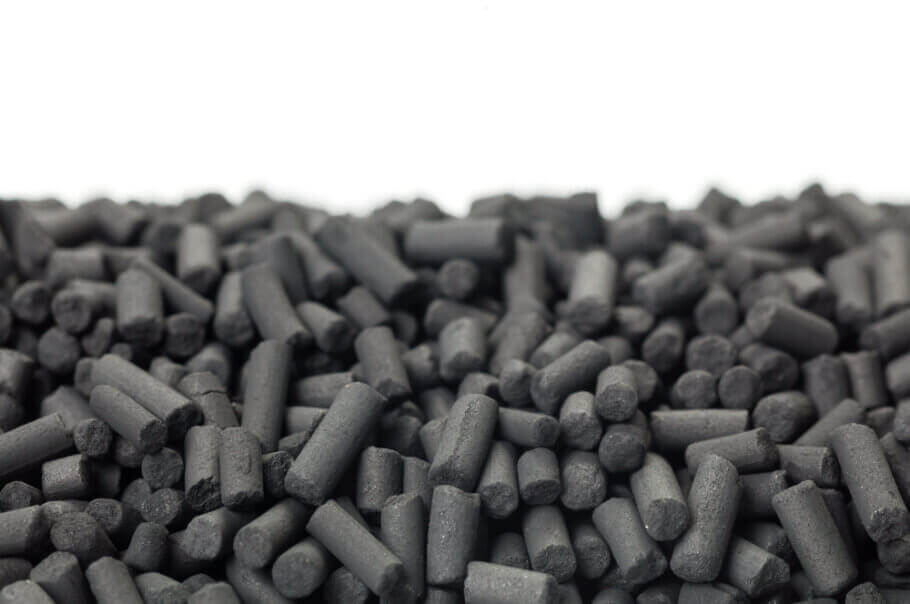 Les filtres sont généralement remplis de granulés de charbon actif qui retiennent les particules odorantes de l'air