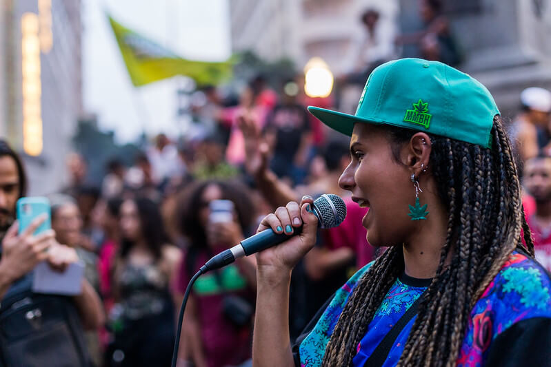 Activiste lors de la Marcha da Maconha 2023, la 15e édition de cette fête populaire du cannabis au Brésil (Image: Mídia Ninja)