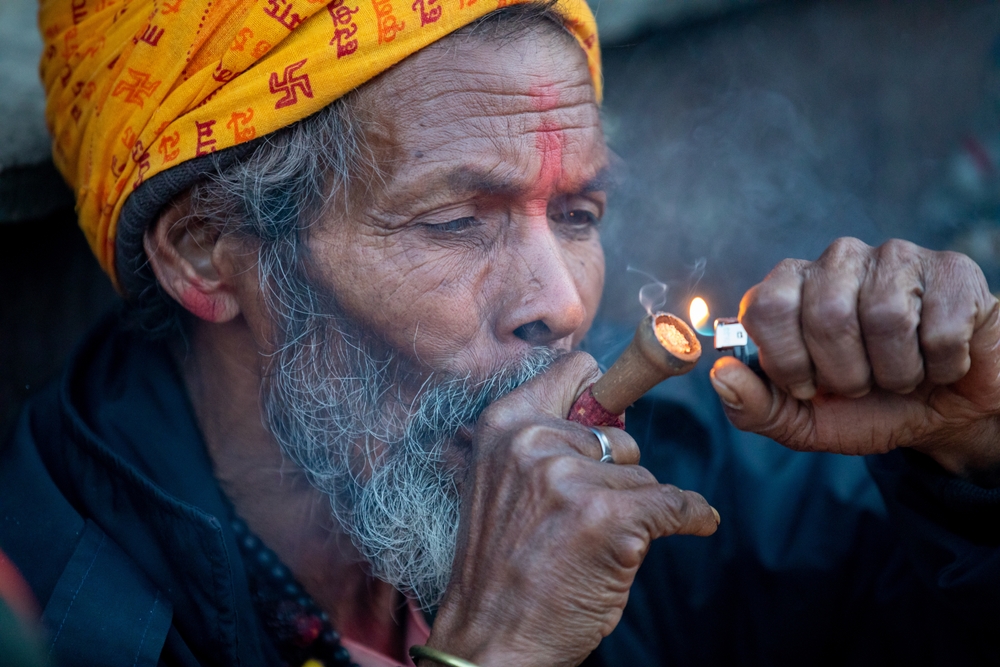 Un sadhu durante el ritual del chillum.