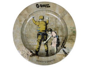 Banksy Soldier Frisked Aschenbecher von G-Rollz