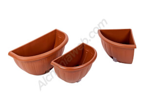 Wall planters with reservoir and water level