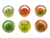 Cendrier en verre coloré avec feuille de cannabis 